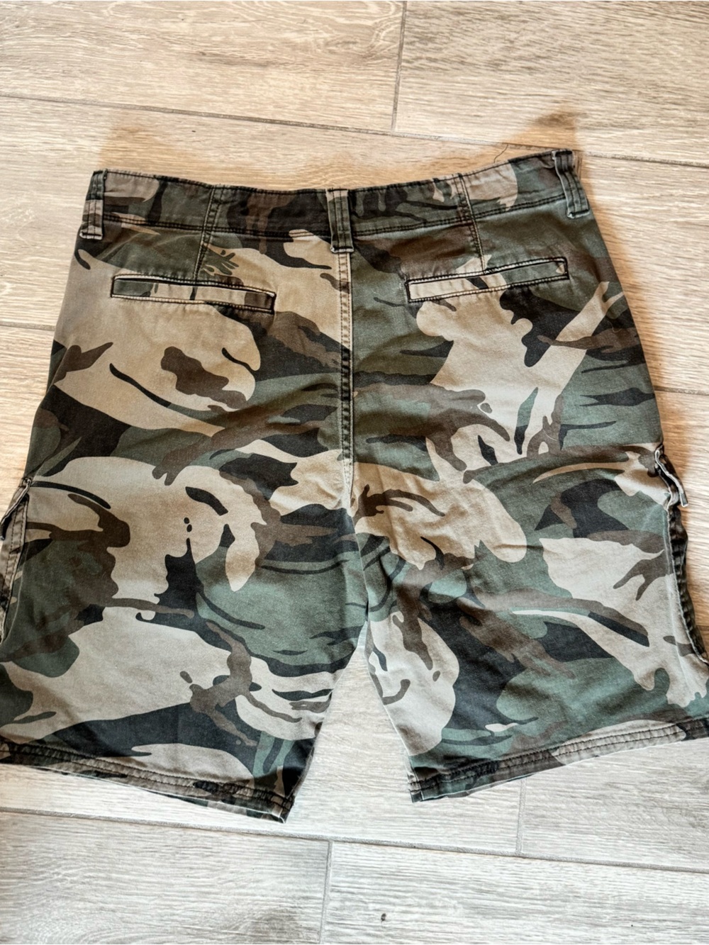 Wrangler Men’s Camo Cargo Shorts in Green and Tan - Picture 2 of 2